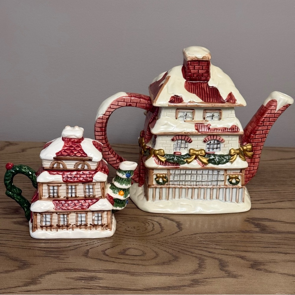 Fitz and Floyd Dickens Christmas Village Windsor Teapot and Creamer - Picture 4 of 11